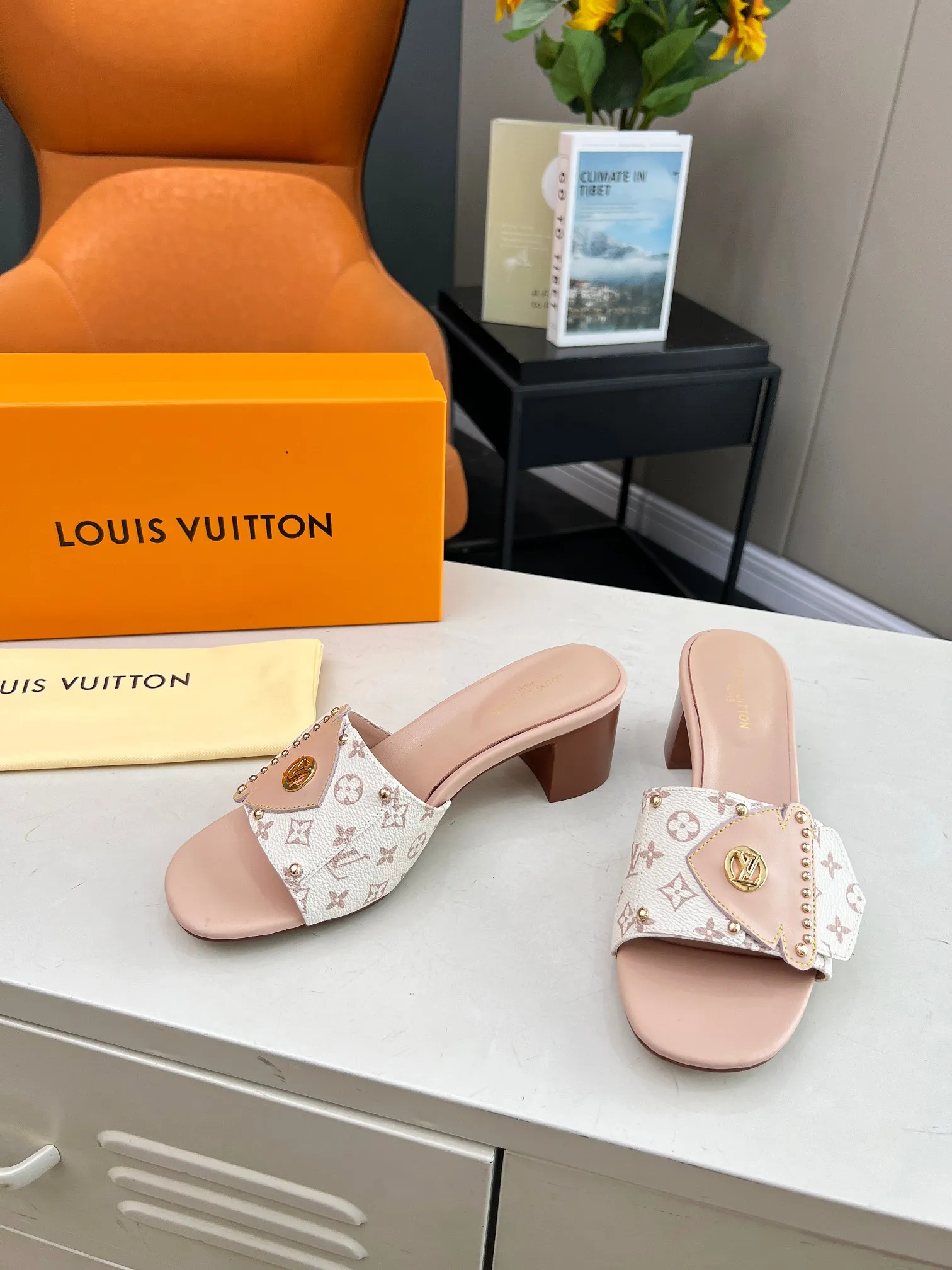 💕💕Factory direct selling price p400💕💕 Vuitton Louis Vuitton's latest 2024 spring and summer style. This LV Frame flat sandal is combined with Monogram and Monogram Reverse canvas, showing a fashionable and comfortable style. The wide front strap is embellished with studs and the LV Circle logo, echoing the opening and closing design of the Camera Box bag, and a durable leather outsole completes the look. Bringing a different visual feast to the hot summer Color: Brown White Size: 35 to 40 (4142 43 44 can be customized, non-returnable and non-exchangeable) (Genuine leather bottom can be customized +40) (Genuine leather bottom can be customized +30)